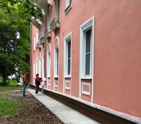 Фасад многоквартирного дома №11 по улице Гагарина в микрорайоне Косая Гора в городе Туле после капитального ремонта.