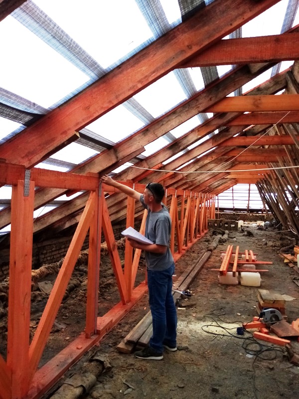 На территории региона продолжаются работы по капитальному ремонту крыш. 